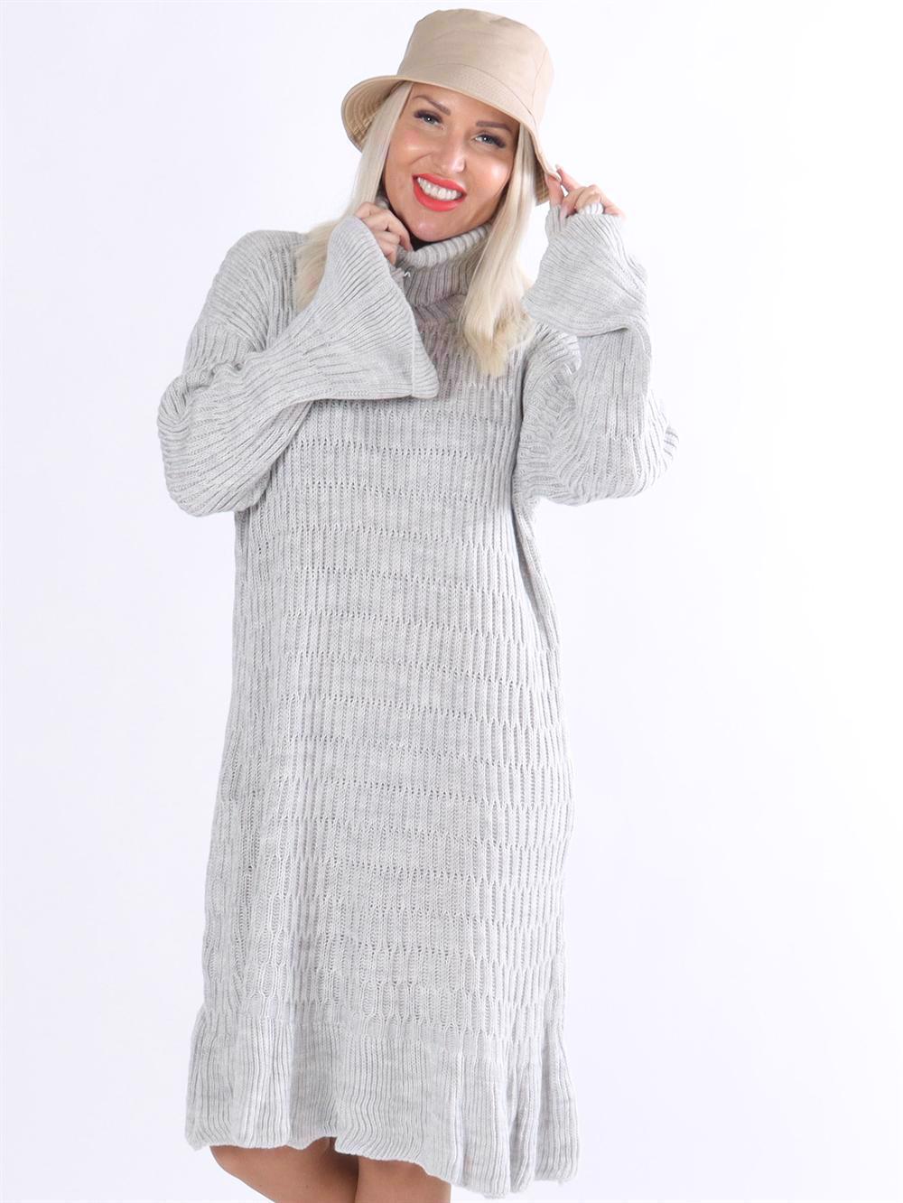 Vigga - Strikkjole med lille flæsekant i bunden